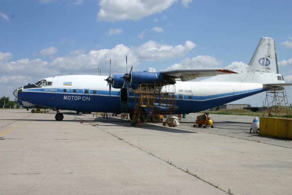 Antonov An-12 slipt van landingsbaan | Foto