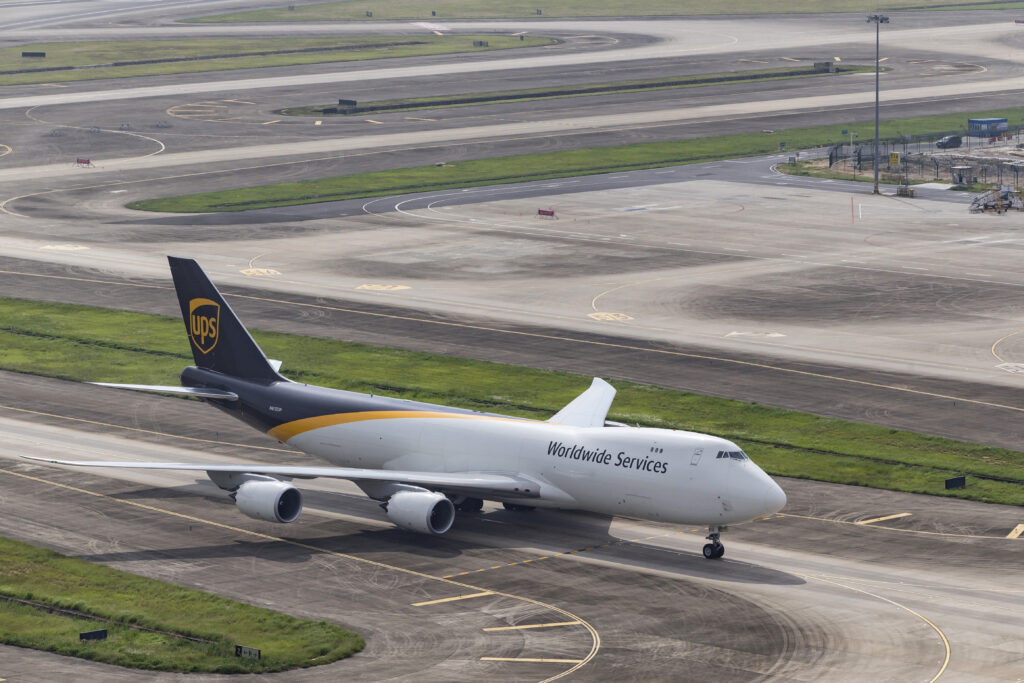 Boeing 747-8 wijkt uit naar IJsland om bommelding