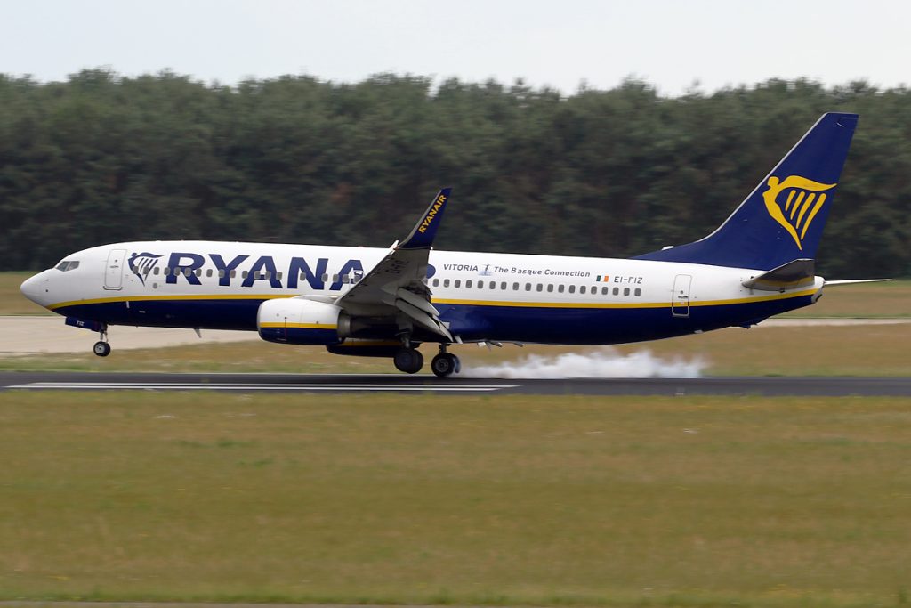 Ryanair 737 loopt forse schade op | Video