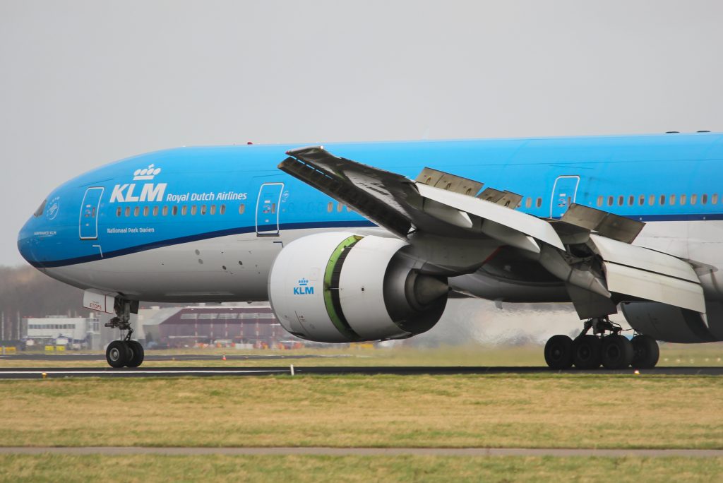 KLM 777 keert vlak voor oceaan om na noodsignaal