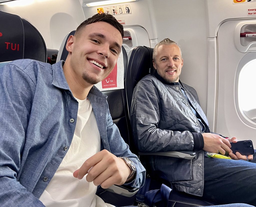 Waarom vliegt Ajax zo vaak met TUI?