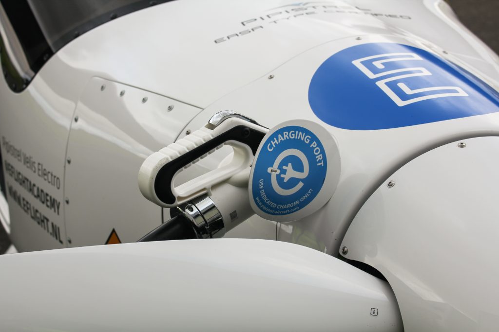 Batterij elektrisch vliegtuig laden