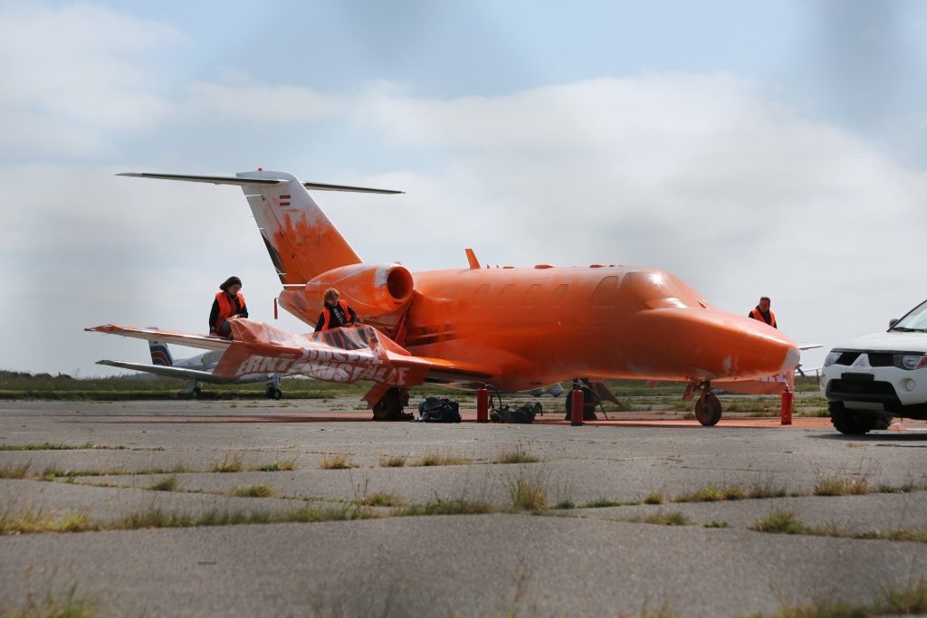 Privéjet beklad met verf door klimaatactivisten