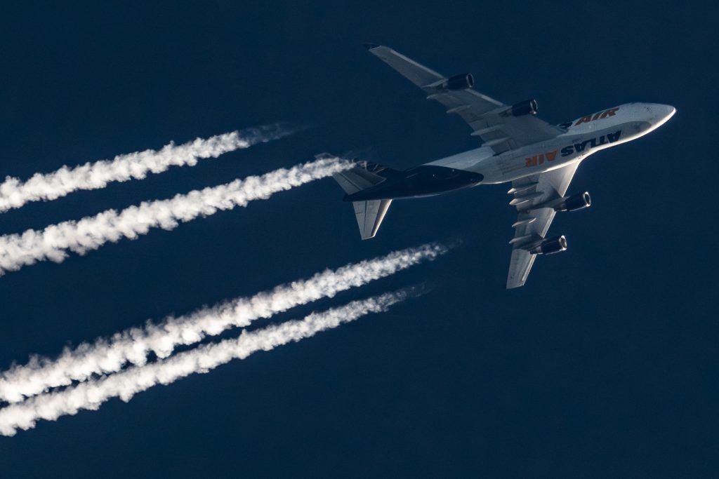 Wat doen die witte vliegtuigstrepen in de lucht?
