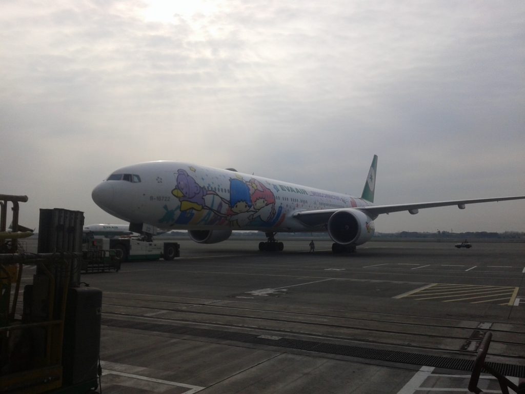 Grondpersoneel rent naar Eva Air 777 | Video