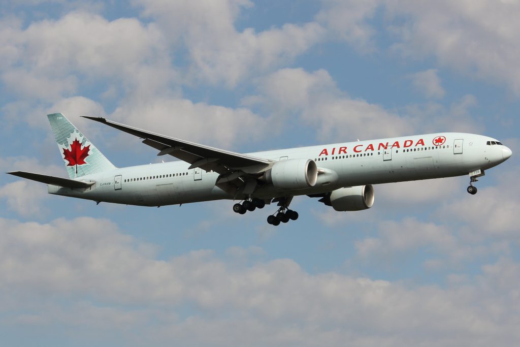 Air Canada 777 maakt zeer harde landing | Video