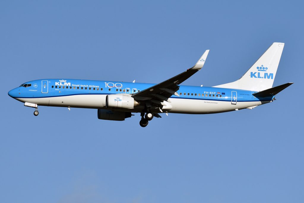 KLM 737 vliegt een klein uur op 700 meter hoogte