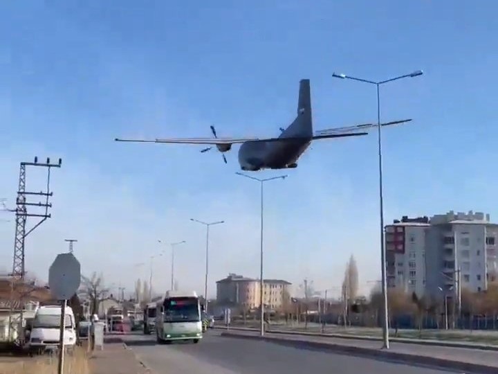 Turkse Transall mist woonwijk op haar na | Video