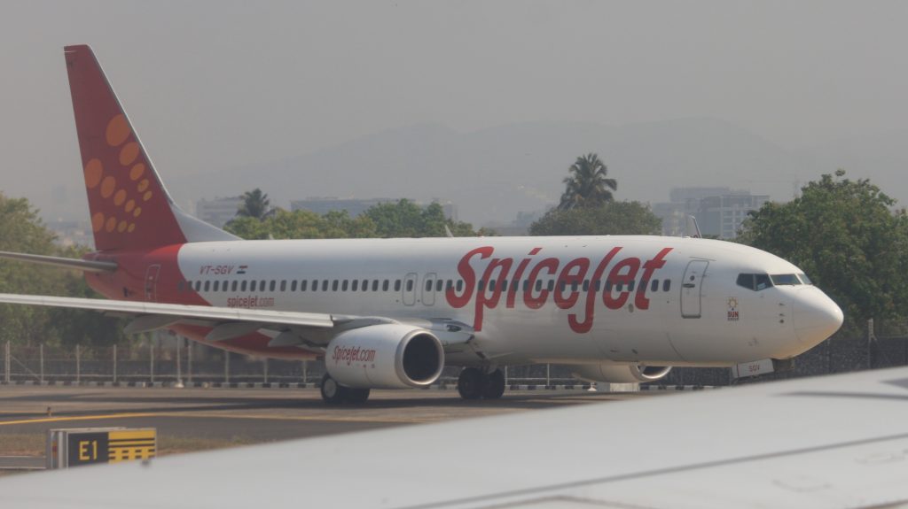 Briefje onder toiletdeur 737 geschoven