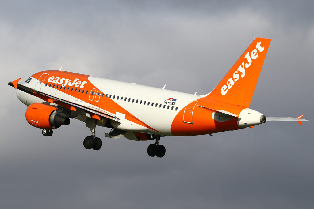 Rolstoelers zien easyJet-vliegtuig wegvliegen