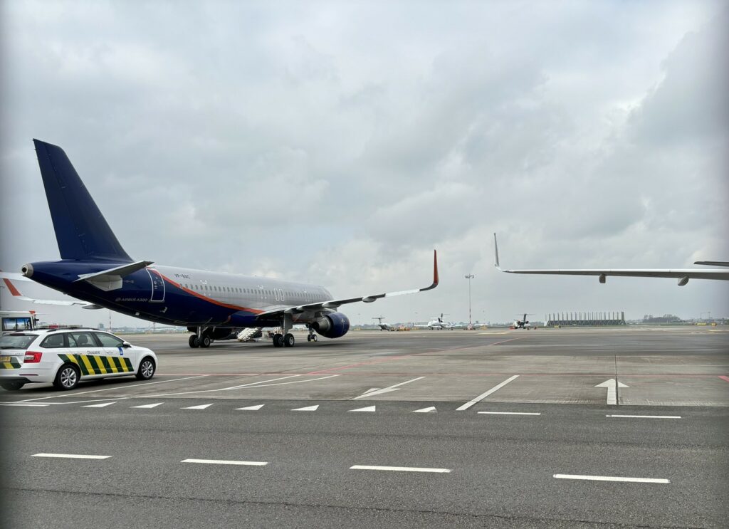‘Russische’ A320 eindelijk van Schiphol vertrokken | Foto’s