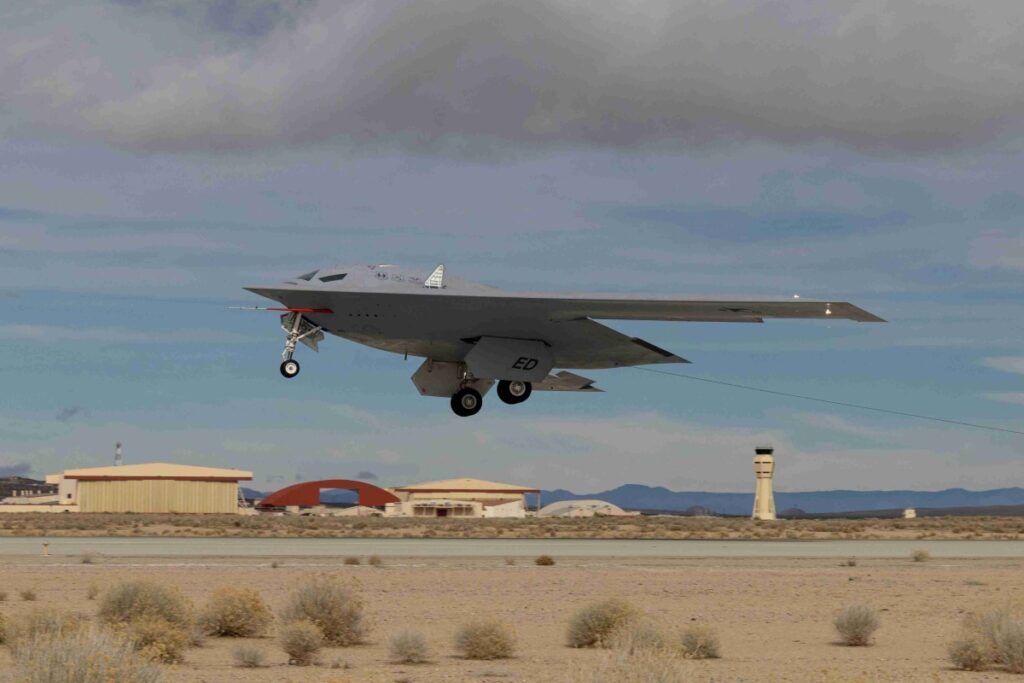 Amerikaanse luchtmacht toont vliegende B-21 | Video