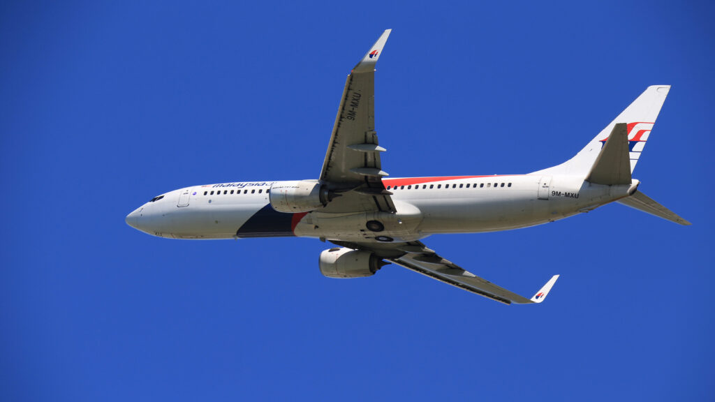 737 vliegt hoog heen, laag terug