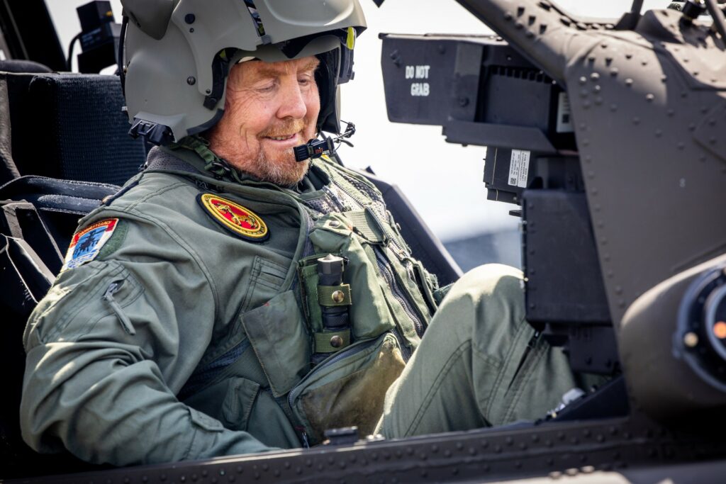Koning in Apache-helikopter boven ‘oorlogsgebied’
