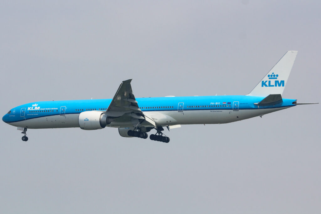 KLM 777 wijkt op laatste moment uit