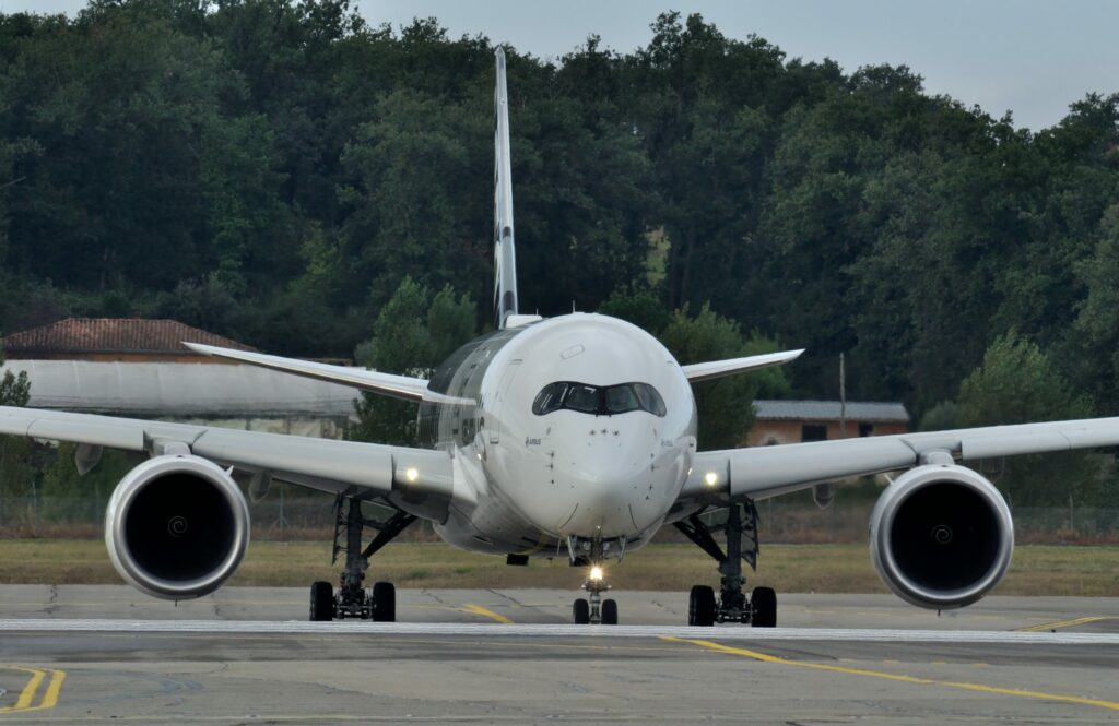 Gloednieuwe Emirates A350 breekt start af | Video