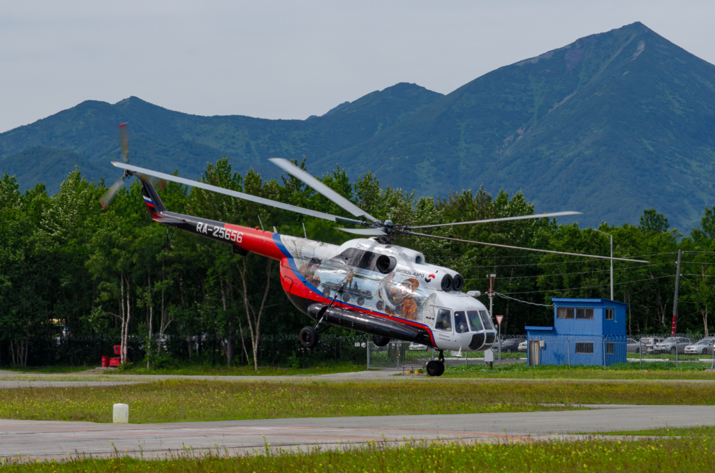 Oude Russische helikopter crasht bij vulkaan