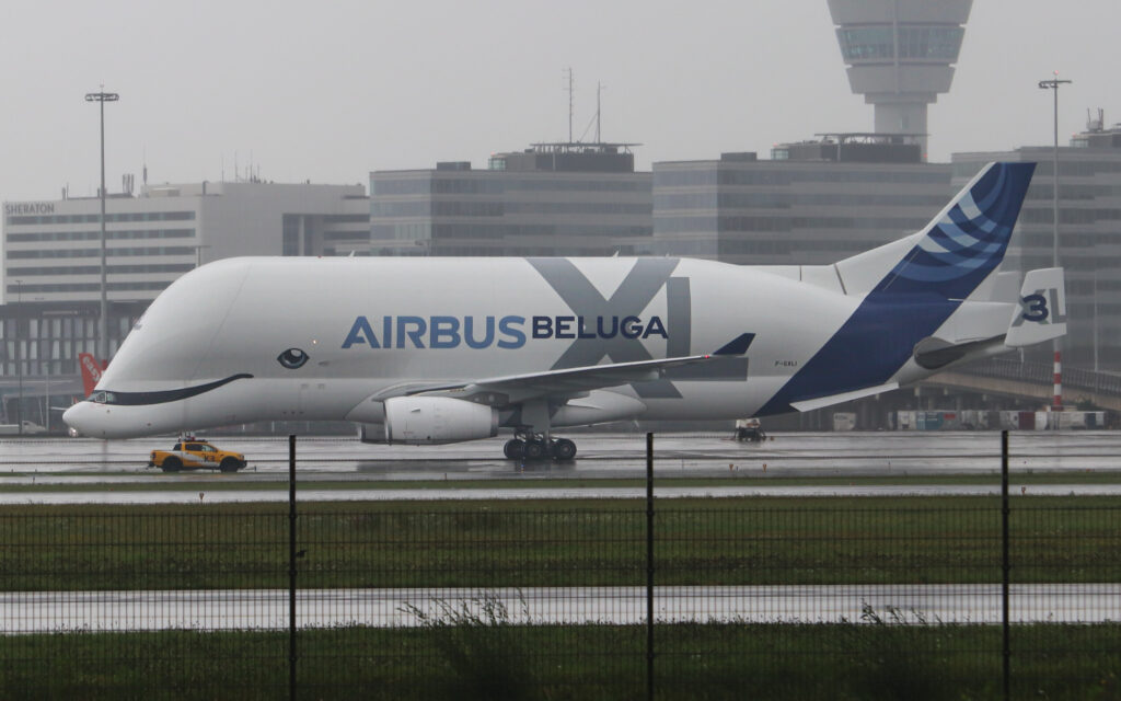 Bijzondere noodlanding: Beluga wijkt uit naar Schiphol