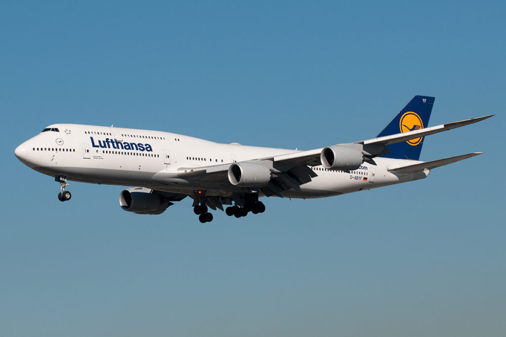 747 keert om boven Sahara