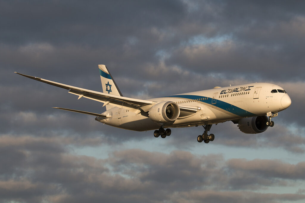 Boeing 787 vertrekt zonder koffers vanwege stickers