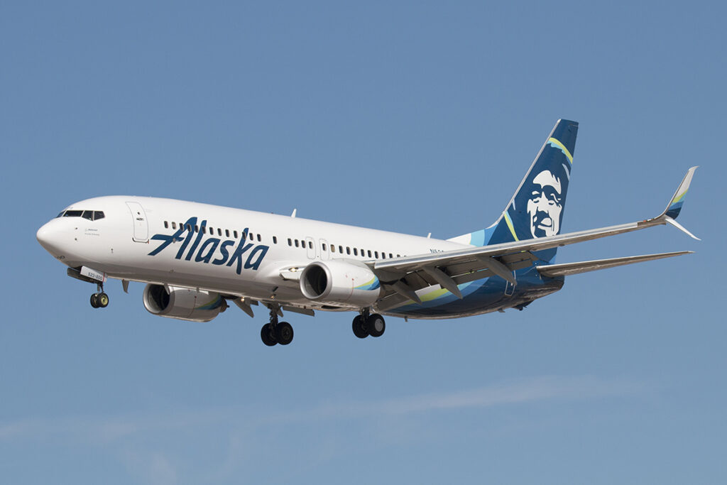Boeing 737 schakelt noodgedwongen motor uit tijdens vlucht