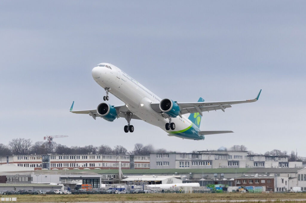 De eerste AA321XLR van Aer Lingus vertrekt vanaf de Airbus fabriek in Hamburg