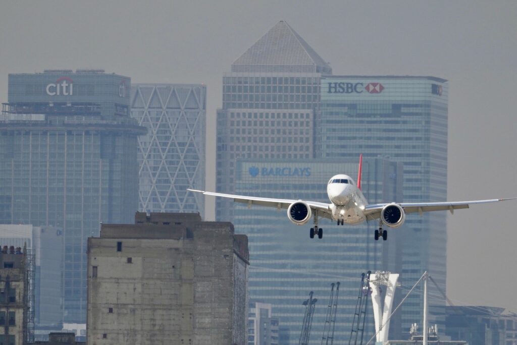 Zien: grootste vliegtuig ‘ooit’ landt op London City