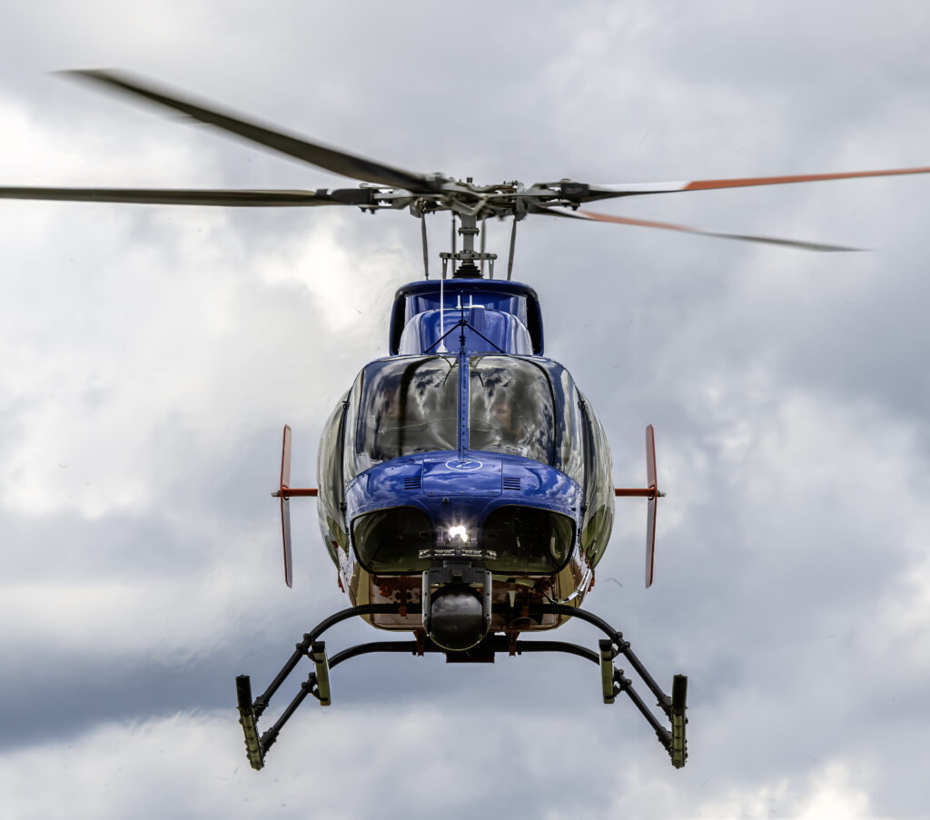 Helikopter vliegt wieken aan gort | Video