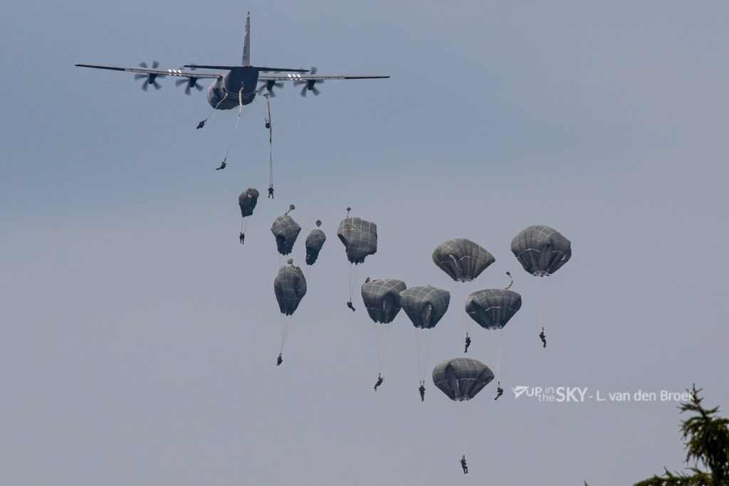 Massale militaire paradropping boven Nederland | Foto’s