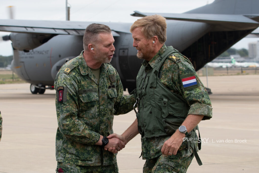 Koning vliegt mee met luchtmacht-Hercules | Foto’s