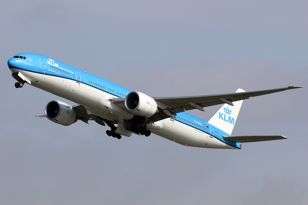 KLM 777 krijgt geen contact met toren