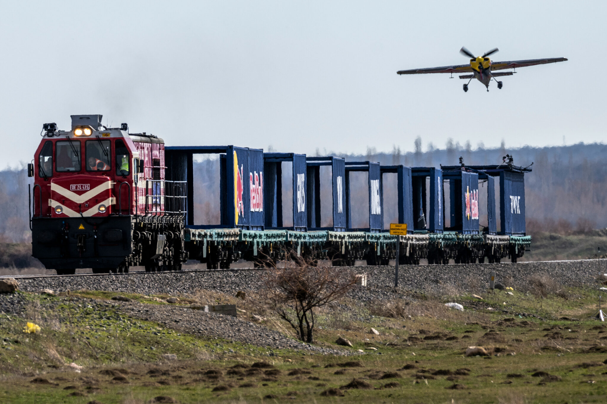Piloot maakt spectaculaire landing op rijdende trein