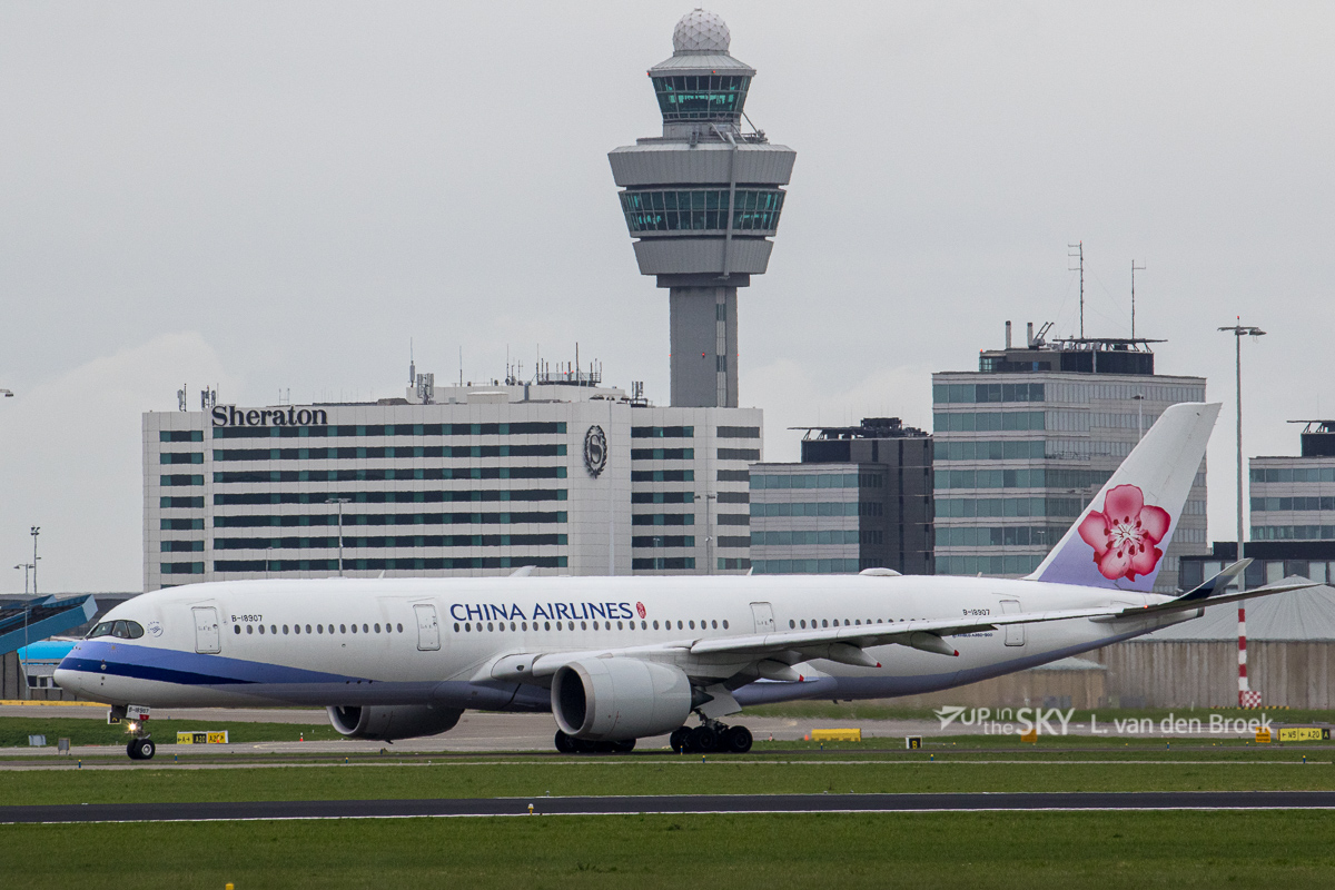 Chaos op Schiphol: ‘Honderden mensen missen hun vlucht’