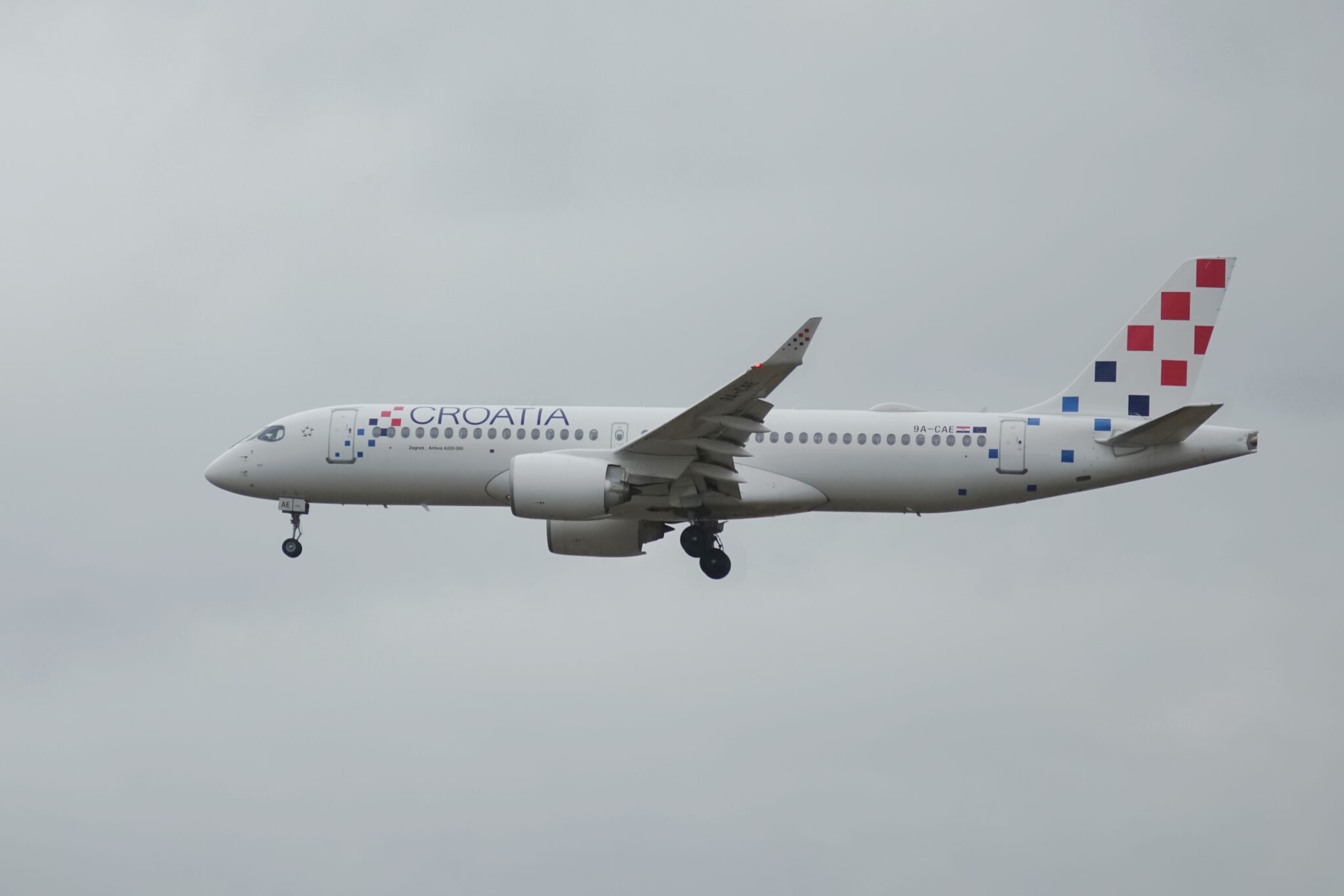 Airbus A220 raakt met hoge snelheid van de baan